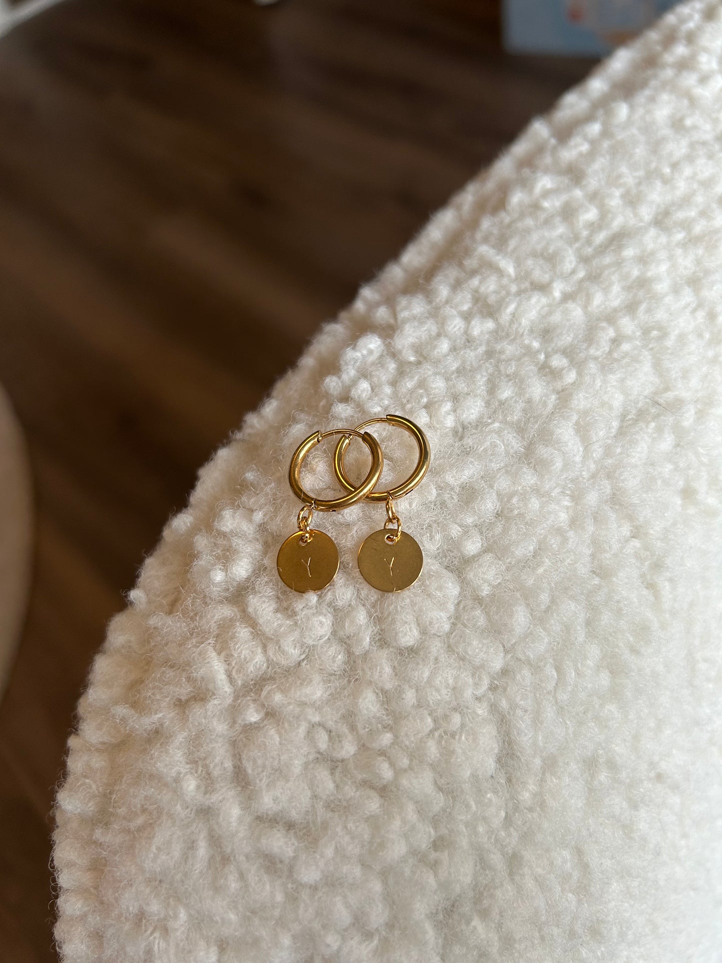 Oorbel met bedel en initiaal