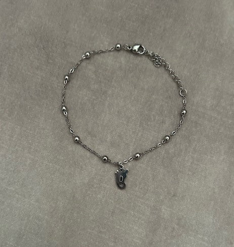 Armband 'babyvoetje' staal met initiaal