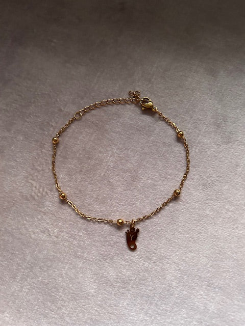 Armband 'babyvoetje' goldplated met initiaal